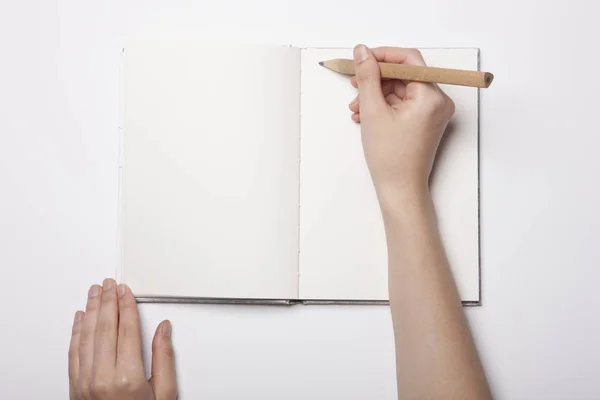Vrouw Hand Houden Een Leeg Boek Verspreid Witte Tafel — Stockfoto