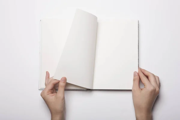 Рука Жінки Тримає Порожню Книгу Розкладену Білому Столі — стокове фото