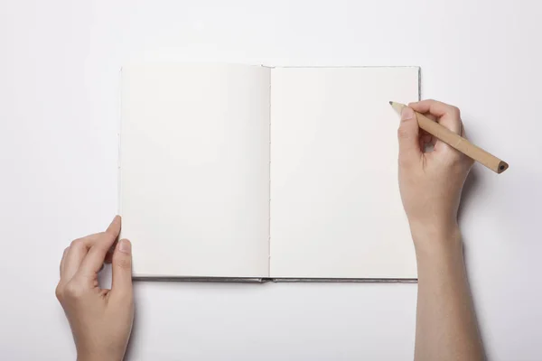 Vrouw Hand Houden Een Leeg Boek Verspreid Witte Tafel — Stockfoto