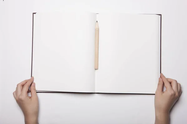 Vrouw Hand Houden Een Leeg Boek Verspreid Witte Tafel — Stockfoto