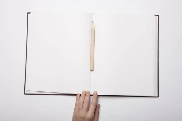 Mujer Tiene Libro Vacío Que Distribuye Mesa Blanca — Foto de Stock
