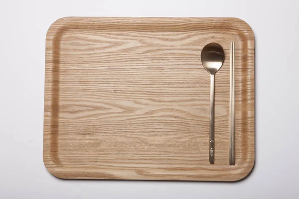 餐桌上有勺子 筷子的木托盘 — 图库照片