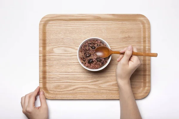 Femme Tient Une Cuillère Riz Multigrains Sur Table Blanche — Photo