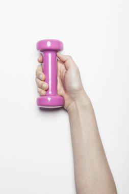 Kadın el ele tutuşup beyaz arka planda bir Dumbbell tutuyor.