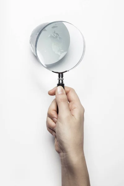 Vrouw Hand Houden Een Vergrootglas Witte Achtergrond — Stockfoto