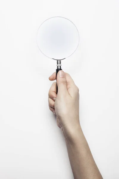 Vrouw Hand Houden Een Vergrootglas Witte Achtergrond — Stockfoto