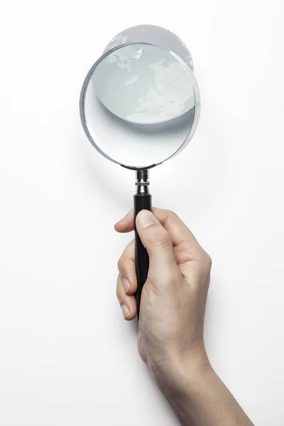 Vrouw Hand Houden Een Vergrootglas Witte Achtergrond — Stockfoto