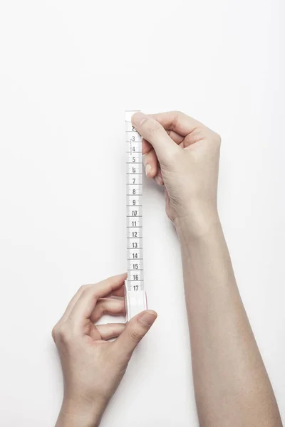 Donna Mano Tenere Una Misura Nastro Dieta Sullo Sfondo Bianco — Foto Stock