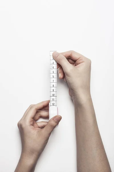 Vrouw Hand Houden Een Meetlint Voor Dieet Witte Achtergrond — Stockfoto