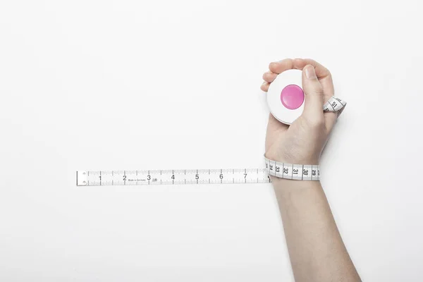 Frauenhand Hält Ein Maßband Für Ernährung Auf Weißem Hintergrund — Stockfoto