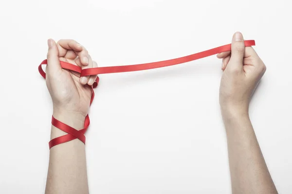 Mano Femenina Tiene Una Cinta Roja Fondo Blanco — Foto de Stock