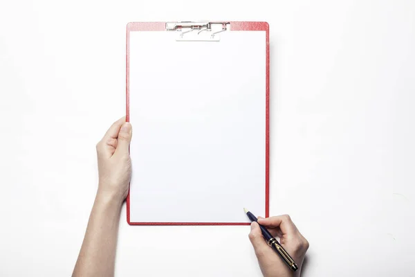 Vrouw Hand Houden Een Klembord Met Financieel Papier Witte Tafel — Stockfoto