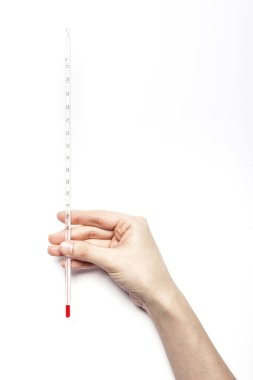 Beyaz arka plan üzerinde izole edilmiş bir kadın elinde termometre.