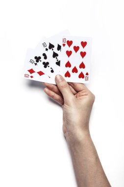 Bir kadın el ele tutuşur beyaz bir koz kartı.