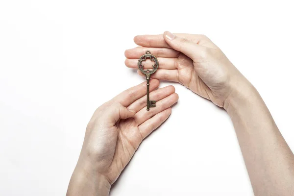 Frauenhand Hält Einen Schlüssel Auf Dem Weißen Tisch — Stockfoto