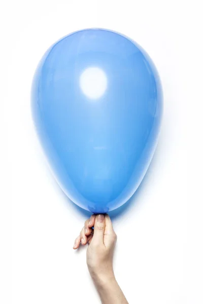 Vrouw Hand Houden Een Blauwe Ballon Witte Tafel — Stockfoto
