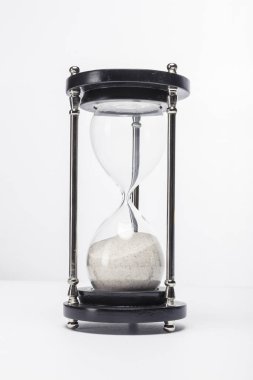 kum zamanlayıcı izole beyaz.