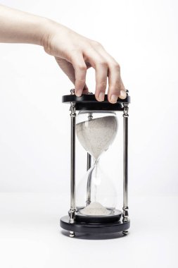 Palmiye izole beyaz kum cam tutan işadamı.