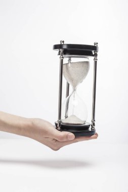 Palmiye izole beyaz kum cam tutan işadamı.