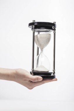 Palmiye izole beyaz kum cam tutan işadamı.