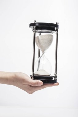 Palmiye izole beyaz kum cam tutan işadamı.