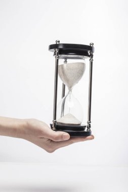 Palmiye izole beyaz kum cam tutan işadamı.