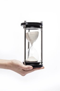 Palmiye izole beyaz kum cam tutan işadamı.