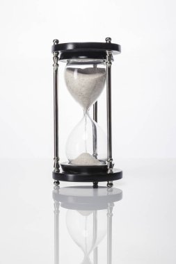 kum zamanlayıcı izole beyaz.