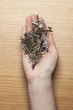 iki el ahşap masada çok küçük tuşları tutun.