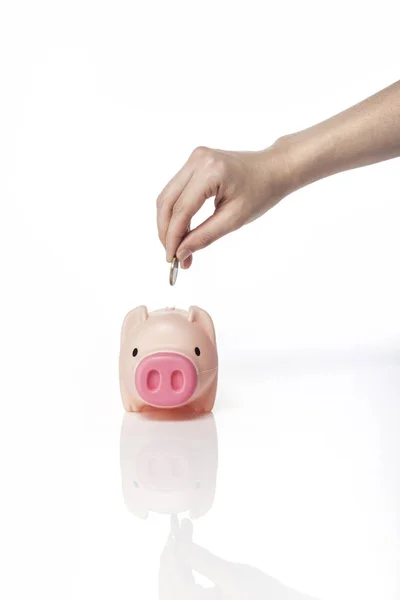 Mano Con Moneda Sobre Una Alcancía Sobre Fondo Blanco Con —  Fotos de Stock