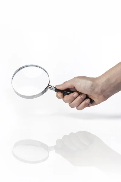 Vrouw Vrouw Hand Houden Een Vergrootglas Geïsoleerd Wit — Stockfoto