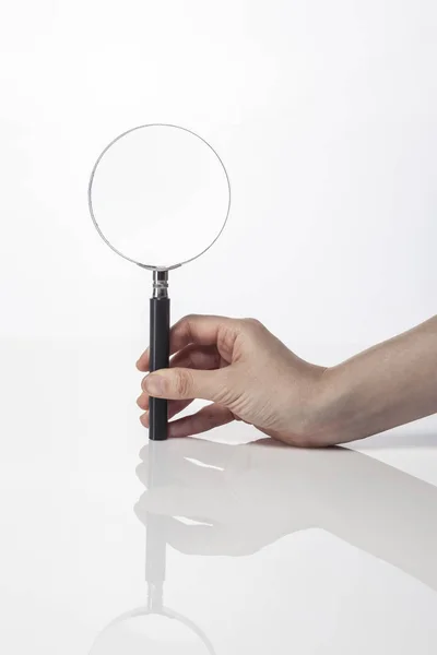 Vrouw Vrouw Hand Houden Een Vergrootglas Geïsoleerd Wit — Stockfoto