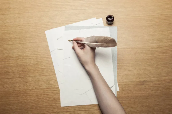 Vrouw Hand Houden Een Pen Met Brief Houten Tafel — Stockfoto