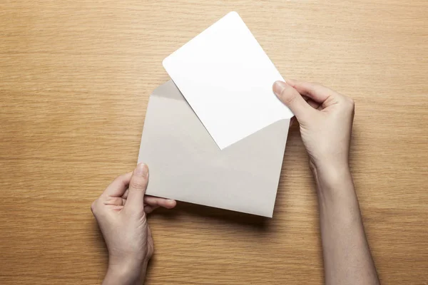 Mano Mujer Sostener Sobre Carta Mesa Madera —  Fotos de Stock