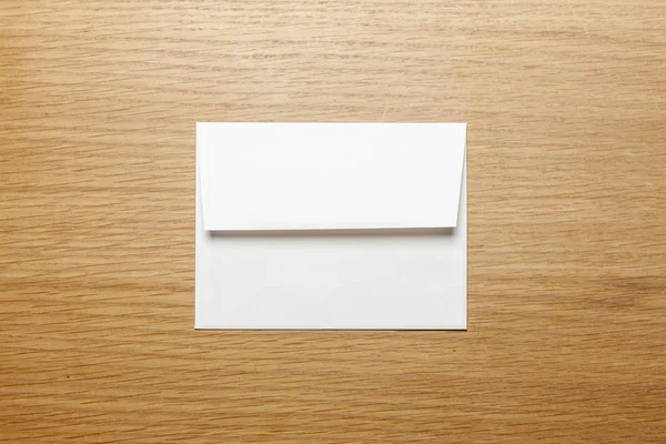 Envelope Branco Mesa Madeira — Fotografia de Stock