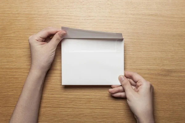 Mão Mulher Segurar Envelope Carta Sobre Mesa Madeira — Fotografia de Stock