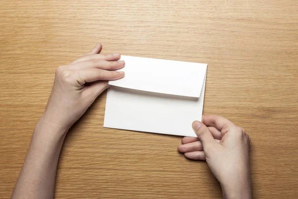 Mano Mujer Sostener Sobre Carta Mesa Madera —  Fotos de Stock