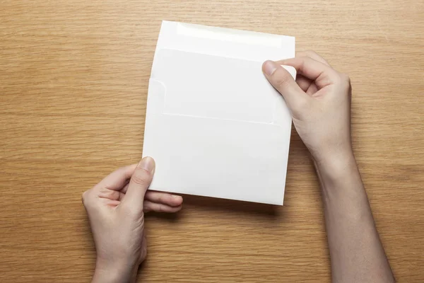 Mão Mulher Segurar Envelope Carta Sobre Mesa Madeira — Fotografia de Stock