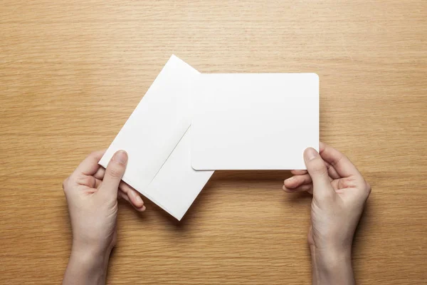 Vrouw Hand Houden Een Envelop Brief Houten Tafel — Stockfoto