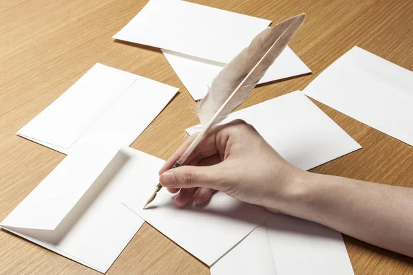 Mano Mujer Sostener Una Pluma Pluma Pluma Con Sobre Carta —  Fotos de Stock