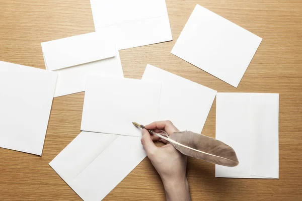 Vrouw Hand Houden Een Veer Ganzenveer Pen Met Envelop Brief — Stockfoto