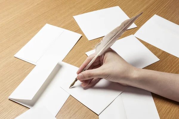 Vrouw Hand Houden Een Veer Ganzenveer Pen Met Envelop Brief — Stockfoto