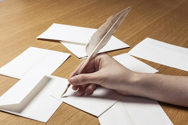 Mano Mujer Sostener Una Pluma Pluma Pluma Con Sobre Carta —  Fotos de Stock