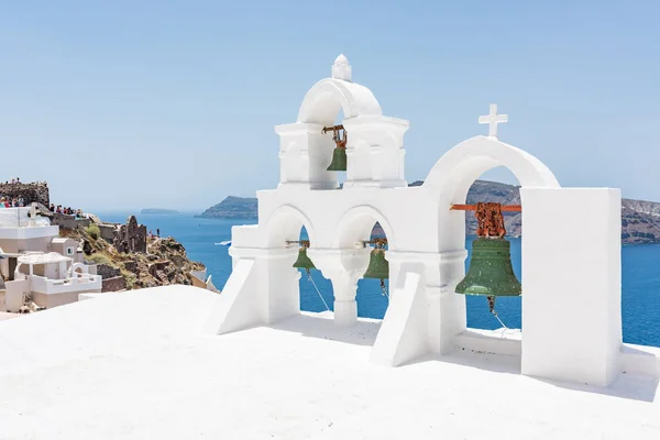 Zielony dzwony na dachu Kościoła w miejscowości Oia Santorini, Grecja. — Zdjęcie stockowe