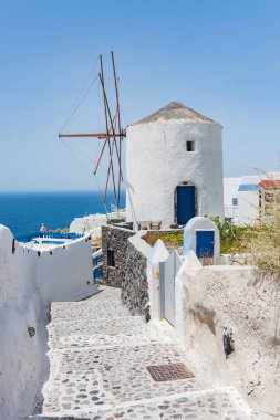 Santorini, Yunanistan köyde Oia üstüne yel değirmeni