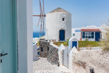 Santorini, Yunanistan köyde Oia üstüne yel değirmeni