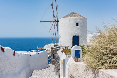Santorini, Yunanistan köyde Oia üstüne yel değirmeni