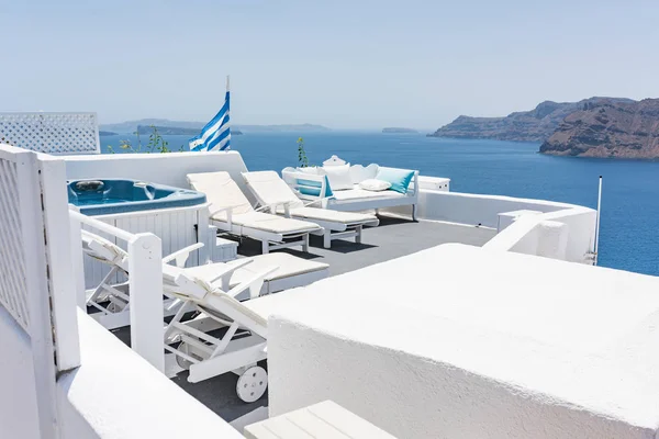 Santorini, Yunanistan Oia köyde üstüne güzel manzaralı küçük yüzme havuzlu rahat şezlong.