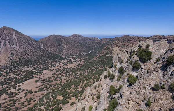 Acantilado rocoso cerca del cráter del volcán Stefanos en la isla de Nisyros, Grecia, Dodecaneso — Foto de Stock