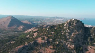 Rodos adası, Dodecanese, Yunanistan 'daki Kolympia yakınlarındaki Tsambika üst manastırı insansız hava aracından 4k hava görüntüsü